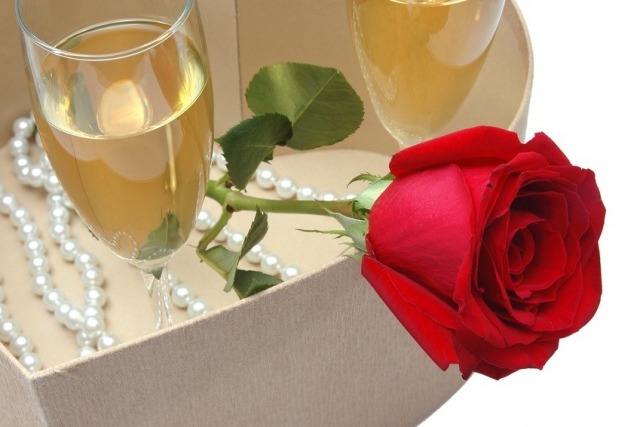 Foto Disfrutad de una copa juntos durante la cena, el champán tiene un efecto muy estimulante