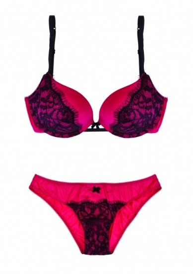 Foto Conjunto rojo con encaje en negro, ideal para las más atrevidas