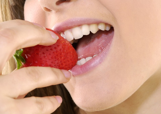 Foto Las fresas, fruta mágica para unos dientes sanos, fuertes y blancos