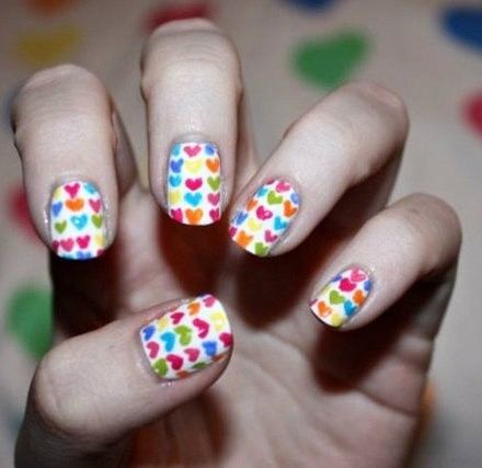 Foto NailArt corazones de colores para San Valentín