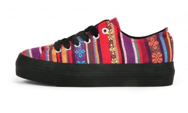 Foto Las rayas de colores son el estampado clave de la tendencia étnica para primaveraverano