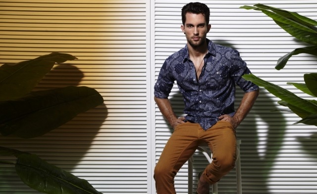 Foto El hombre también viste con tendencia étnica para primaveraverano