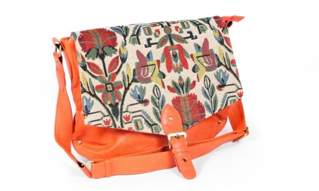 Foto Bolso de flores de tendencia étnica para primaveraverano