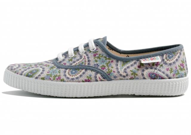 Foto Zapatillas de alegre estampado para primaveraverano