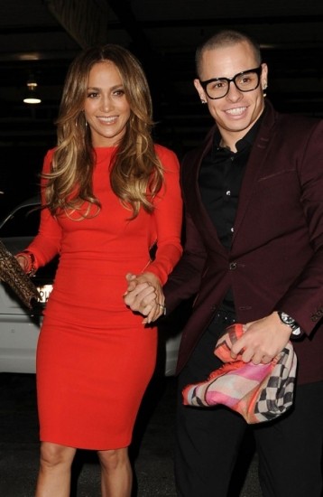 Foto Jennifer López espléndida de rojo junto a Casper Smart