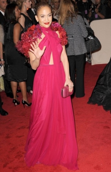 Foto Jennifer López de fucsia en la gala Costume Institute 2011