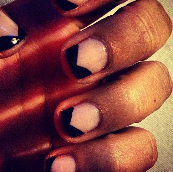 Foto Blanca Suárez con uñas rosas adornadas en color negro