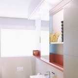 Baños blancos para ganar espacio en hogares pequeños