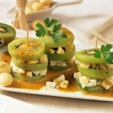 Torres con queso de cabra, nueces y kiwi