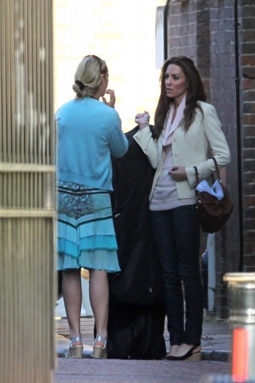 Foto Kate Middleton con look informal y blazer en color crudo