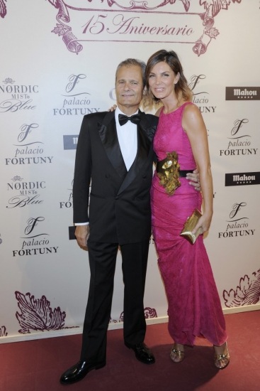 Foto Javier Merino junto a su esposa, Mar Flores, al frente de Fortuny