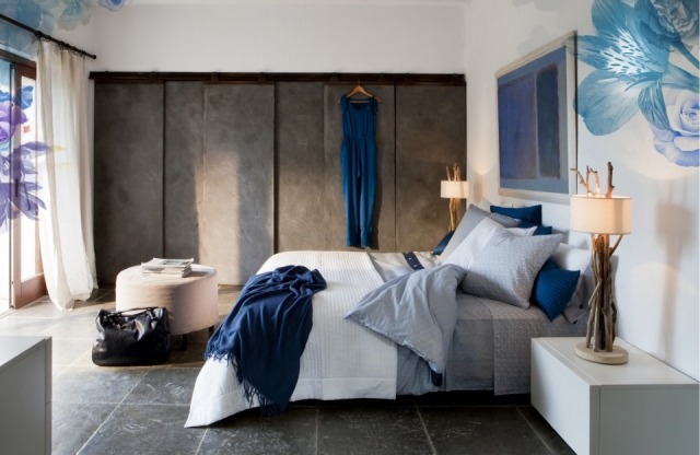 Foto En tu dormitorio puedes colocar un puf como mueble auxiliar