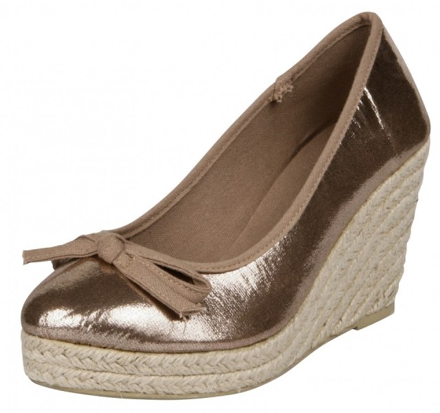 Foto Cuñas de esparto en color metalizado como tendencia en moda calzado primaveraverano 2013 Foto Cuñas de esparto en color metalizado como tendencia en moda calzado primaveraverano 2013