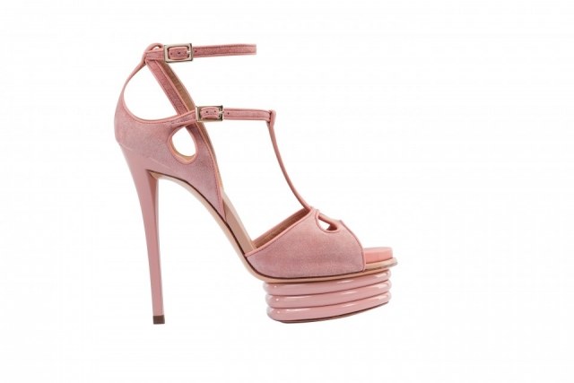 Foto Sandalias de tacón de 14 centímetros como tendencia en moda calzado primaveraverano 2013 Foto Sandalias de tacón de 14 centímetros como tendencia en moda calzado primaveraverano 2013