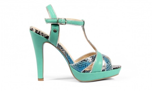 Foto Sandalias de plataforma y print de pitón como tendencia en moda calzado primaveraverano 2013 Foto Sandalias de plataforma y print de pitón como tendencia en moda calzado primaveraverano 2013