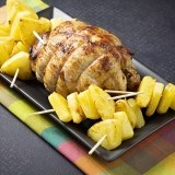 Platos de carne con piña