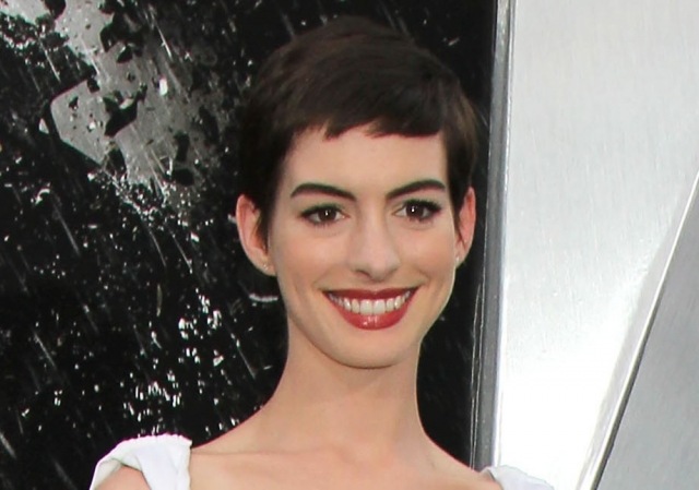 Foto Anne Hathaway con corte pixie como tendencia en peinados