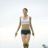 Saltar a la comba durante el entrenamiento del CrossFit