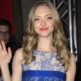 Amanda Seyfried con pelo largo acabado en ondas como peinado para cabellos rizados