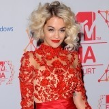 Rita Ora con pelo corto rizado como peinado para cabellos rizados