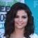Ir a la foto Selena Gómez con media melena rizada como look para peinado de cabellos rizados