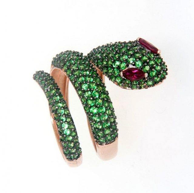 Foto Anillo con forma de serpiente para tu look en verde primaveraverano