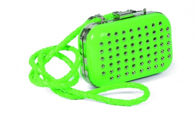 Foto Bolso verde flúor con tachuelas para tu look primaveraverano