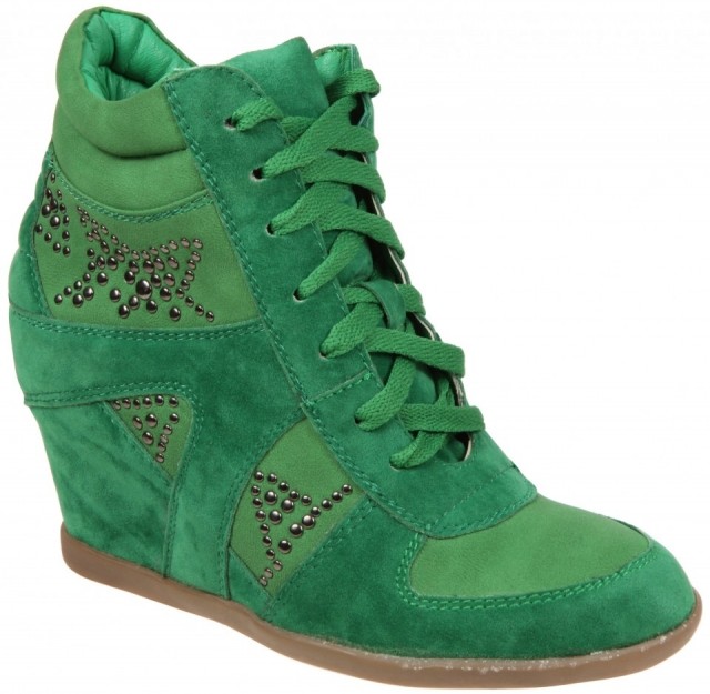Foto Sneakers verdes con tachuelas para tu look primaveraverano