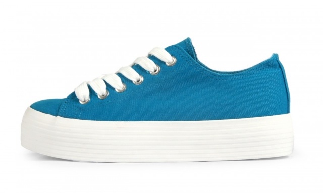 Foto Zapatilla de lona con doble suela y en color azul para tu look de primaveraverano