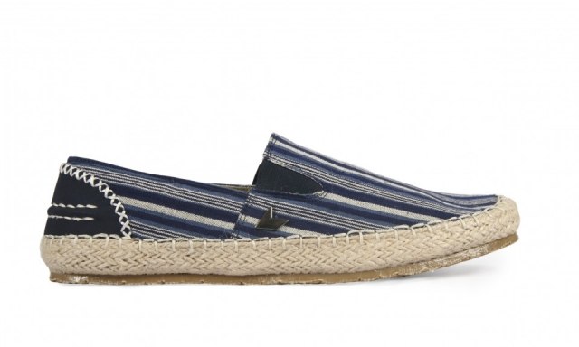 Foto Zapatilla de chico a rayas y en color azul para tu look de primaveraverano