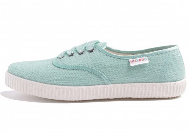 Foto Zapatilla de lona en color azul para tu look de primaveraverano