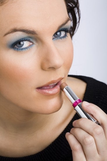 Foto Labios discretos en el maquillaje de ojos en azul