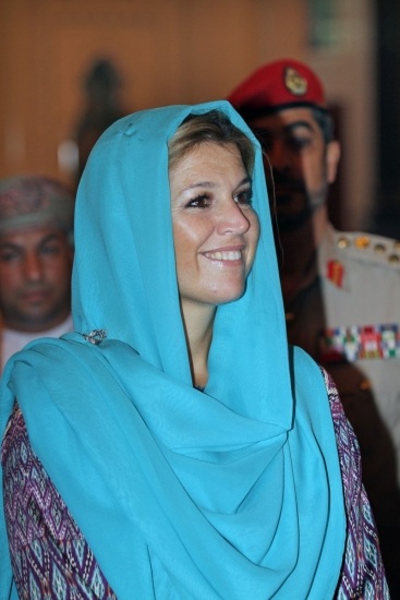 Foto La princesa Máxima de Holanda con velo azul en su última visita a Omán