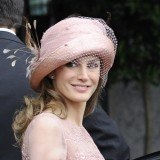 La princesa Letizia opta por las puntas onduladas para un peinado con tocado en la boda de Kate Middleton y el príncipe Guillermo