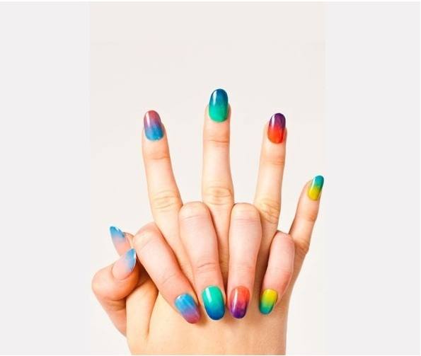 Foto Apuesta por un nailart degradado este verano