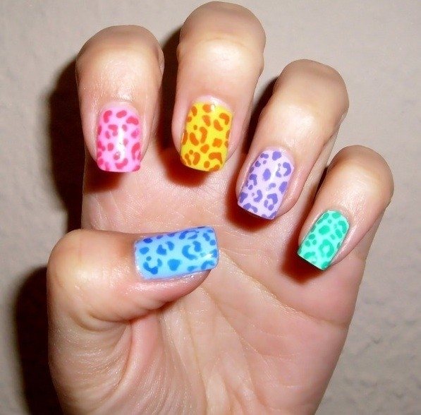 Foto Nailart verano: animal print de colores