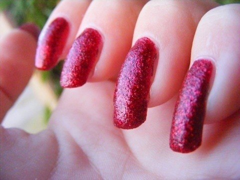 Foto Esmalte de uñas efecto arena, tendencia para el verano
