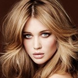 Un pelo despeinado es una gran opción para rejuvenecer