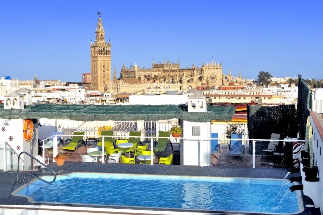 Foto Vistas desde la piscina del Hotel Bécquer, en Sevilla