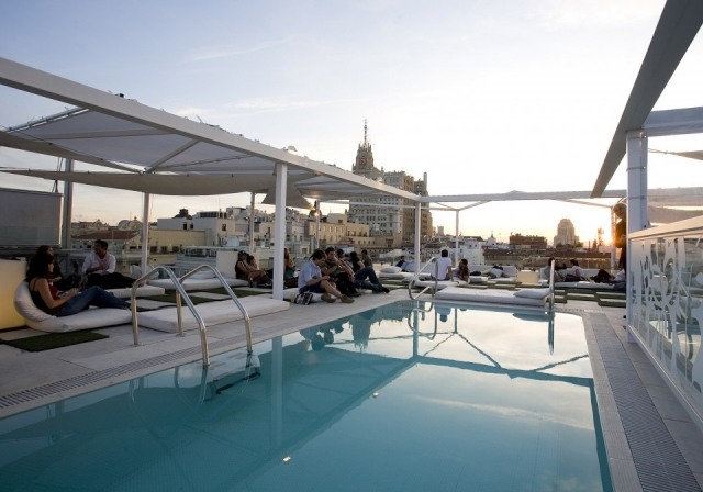 Foto Terraza con piscina del hotel Room Mate Óscar, en pleno centro de Madrid