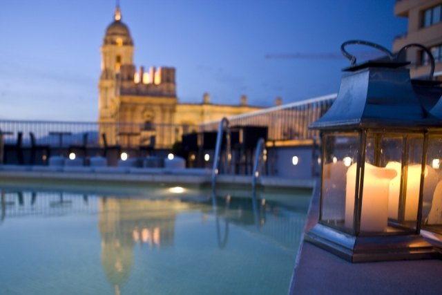 Foto Vistas nocturnas de la piscina del Hotel Molina Lario, en Málaga