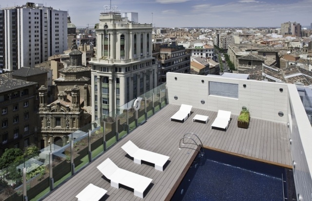 Foto Terraza con piscina en el Hotel Alfonso, de Zaragoza