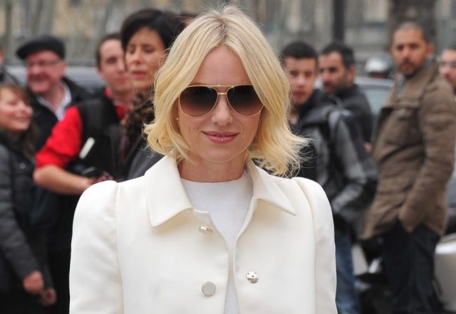 Foto Naomi Watts luce corte estilo chop con puntas desfiladas