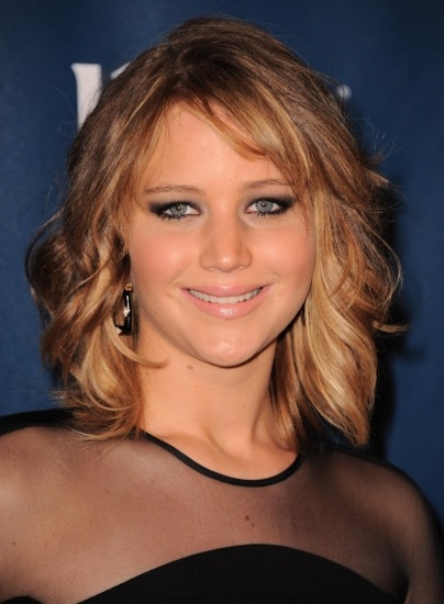 Foto Jennifer Lawrence se apunta al estilo chop con reflejos dorados