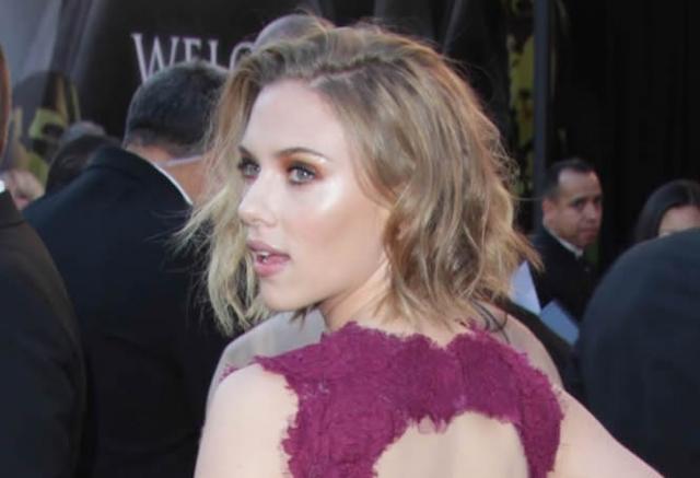 Foto Scarlett Johansson muy guapa con un marcado corte chop
