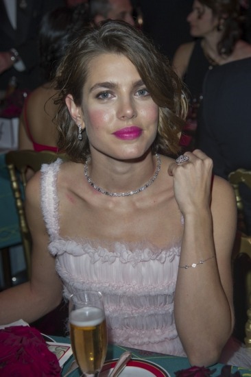 Foto Carlota Casiraghi en el Baile de la Rosa con corte de pelo estilo chop