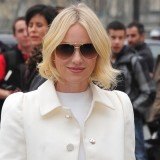 Naomi Watts luce corte estilo chop con puntas desfiladas