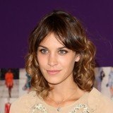 Alexa Chung con corte chop y ligeras ondas que marcan su rostro