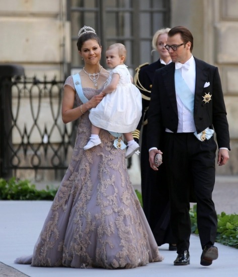 Foto Victoria de Suecia con la princesa Estelle en brazos y su marido Daniel Westling llegan a la boda de Magdalena de Suecia y Christopher O´Neill