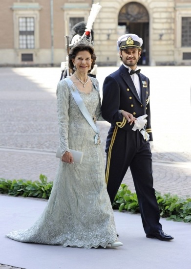 Foto La reina Silvia y su hijo, el príncipe Carlos Felipe de Suecia, a su llegada a la boda de Magdalena de Suecia y Christopher O´Neill